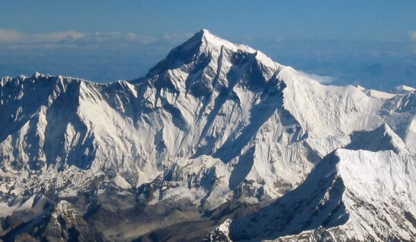 Monte Everest sempre più alto: cresce di 2 millimetri all’anno